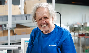 Sonja Bruhin ist 64 Jahre alt und seit Geburt blind, spricht über Veränderungen und Herausforderungen in den letzten 40 Jahren in der Produktion bei Geberit in Rapperswil-Jona (CH).