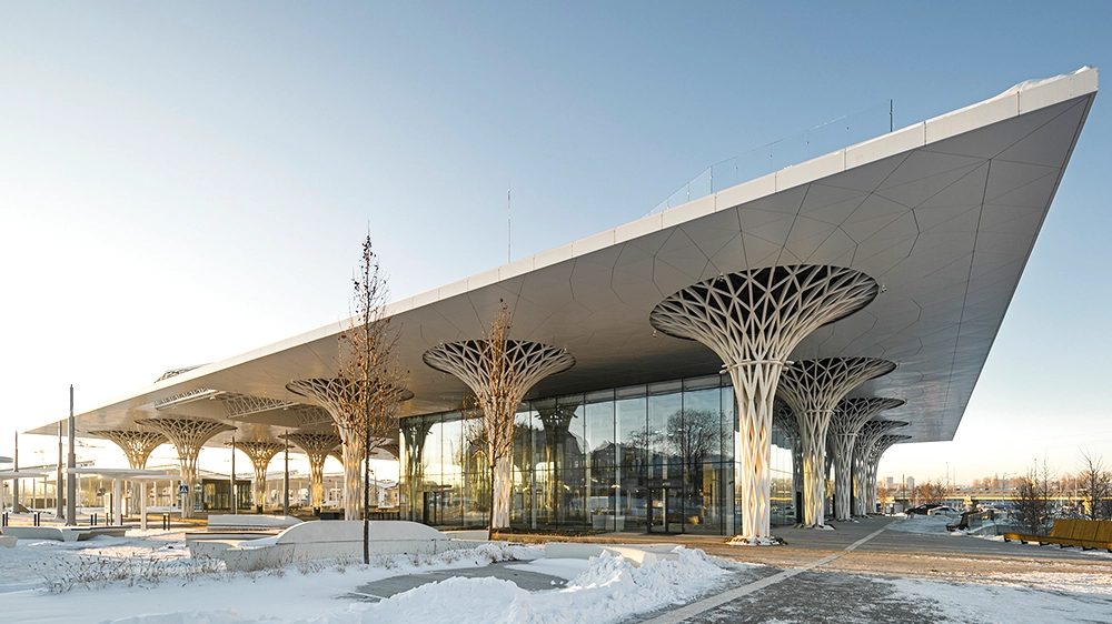 Der Glaskubus des Bahnhofs Lublin ist in den Baukörper mit Dach und durchbrochenen Säulen integriert.