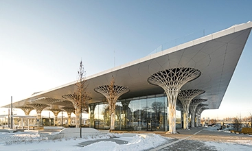 Es trägt das Wort «Schleuse» im Namen, und doch ist es keine: Das Sluishuis, übersetzt Schleusenhaus, bietet Wohnraum direkt im Amsterdamer Hafen.