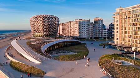 Dünenartig zieht sich das multifunktionale Gebäude Silt dem Strand im belgischen Middelkerke entlang. Nur der Hotelturm ragt heraus. Geberit Produkte sind ein wichtiger Faktor bei der Gestaltung des Gebäudekomplexes.