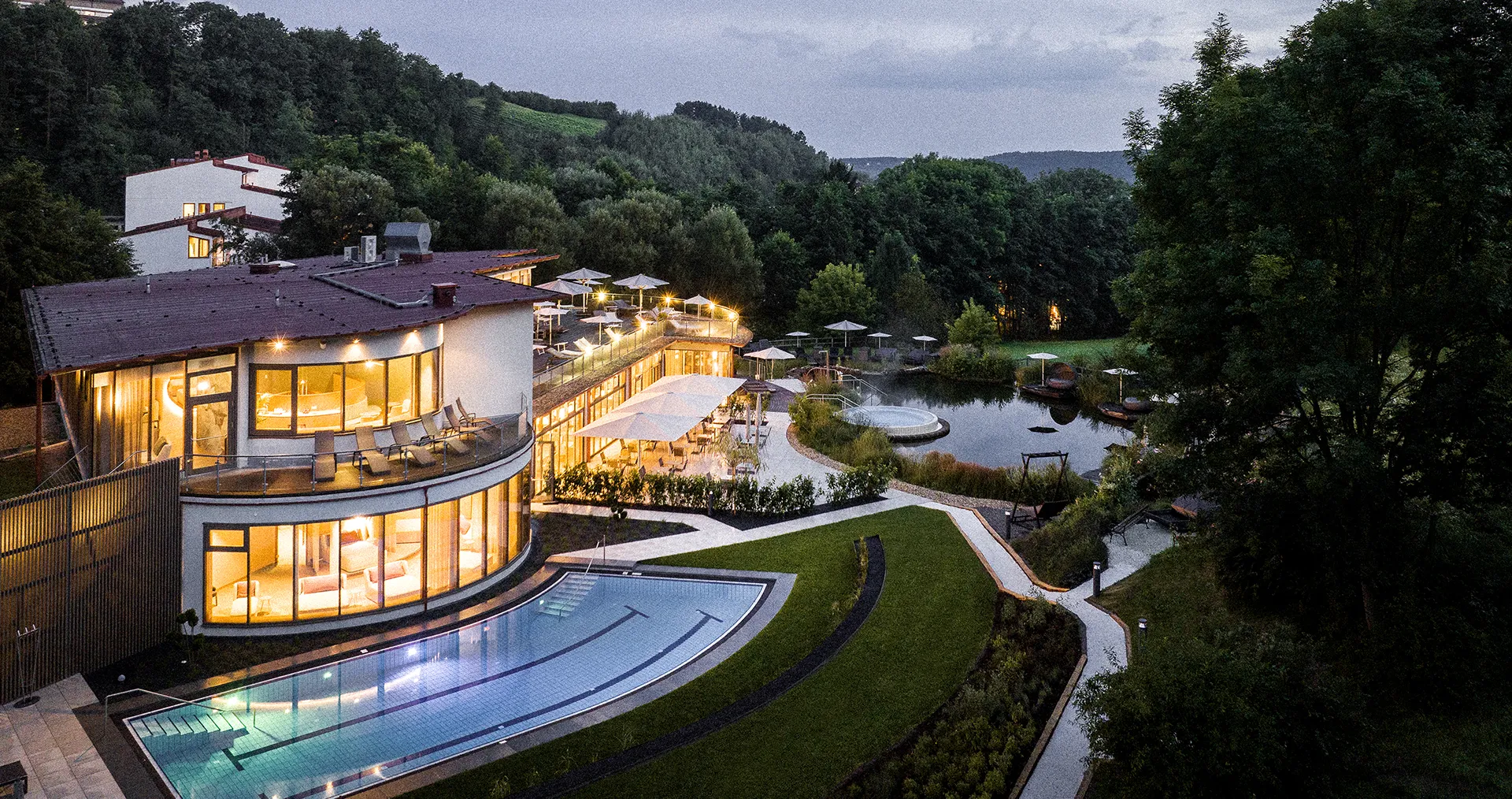 Eine Nachtansicht des Außenbereichs des örtlichen Heilthermen Resorts in Bad Waltersdorf (AT). (Foto)