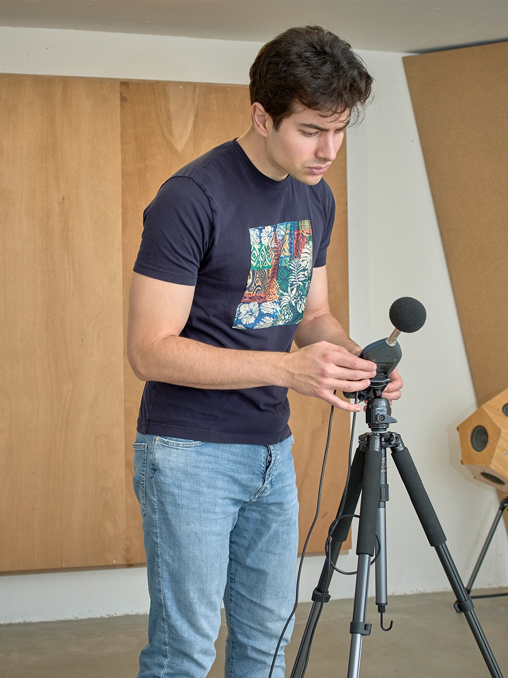 Pietro Allegri führt einen Soundcheck für das neue Füllventil Typ 383 durch.