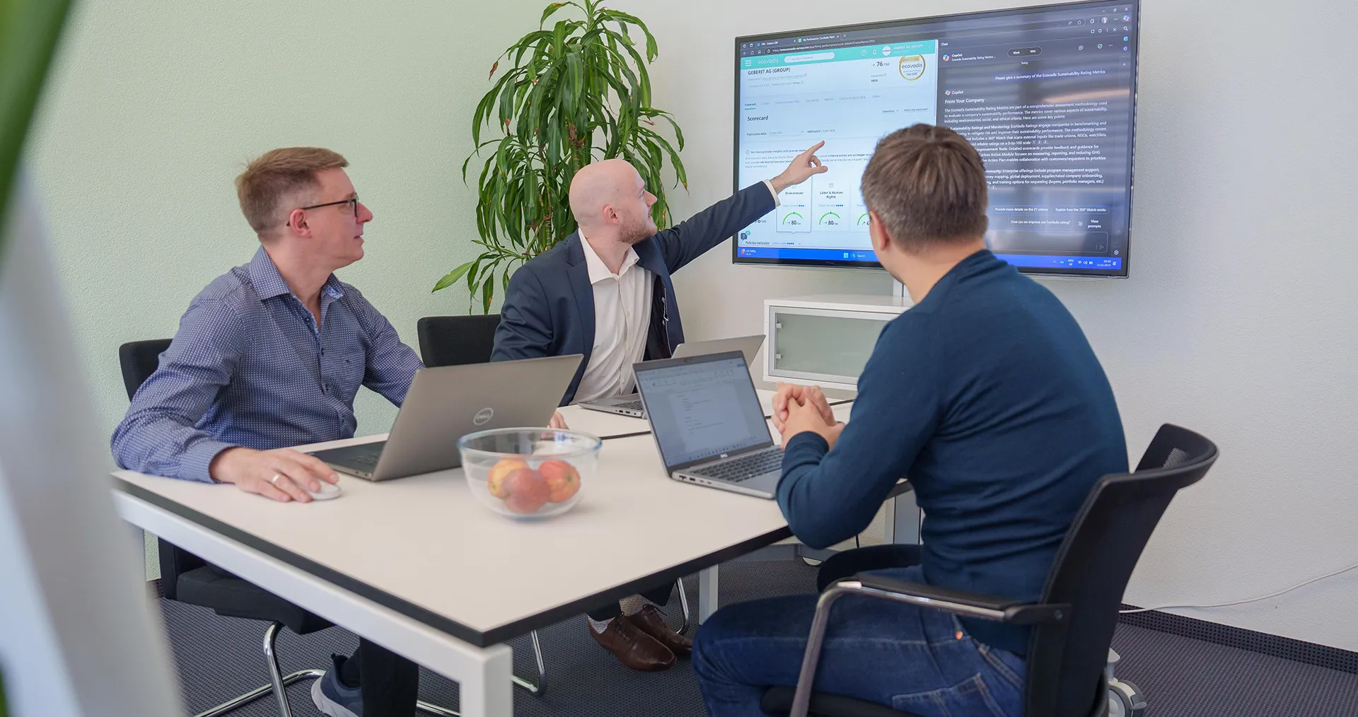 Dies ist ein Foto von drei Personen, die gerade an einem Hackathon des AI Competence Centre teilnehmen, bei dem interdisziplinäre Geberit-Teams KI-Agenten entwickeln. (Foto)