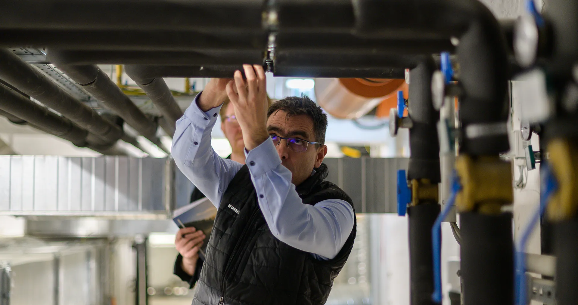 László Ratulovszky installiert ein Bauteil des Geberit Mapress Therm-Systems für Heizung und Kühlung in einem Bauprojekt in Ungarn. (Foto)