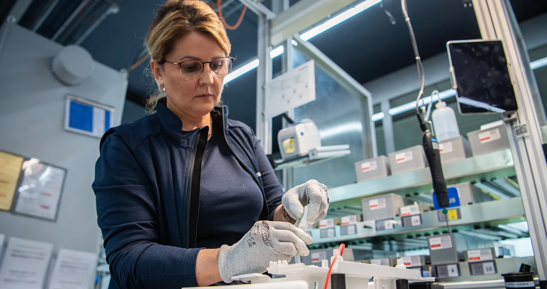 Jasminka Rodojković arbeitet in der Montage im Hauptsitz von Geberit in Rapperswil-Jona, Schweiz. (Foto)