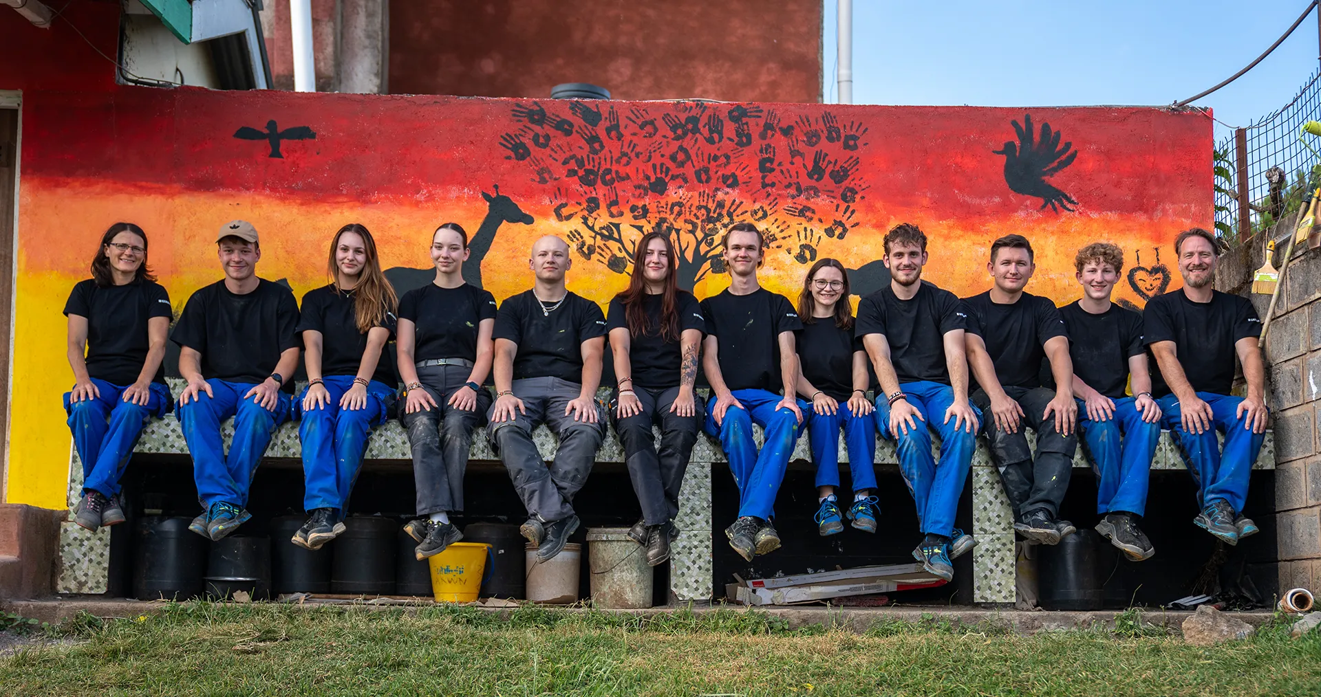 Geberit‑Auszubildende installieren Sanitäranlagen und stärken die Wasserversorgung an der Kagwe Girls School in Kenia. (Foto)