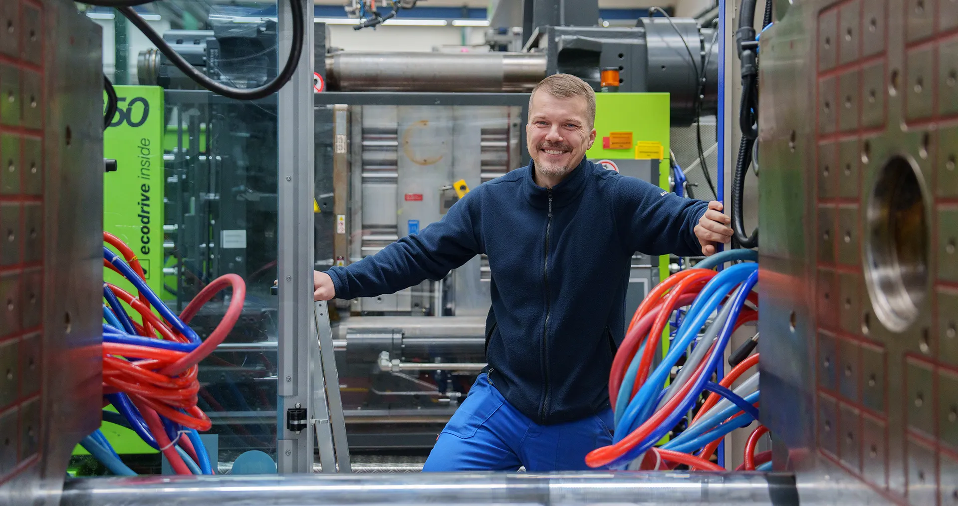 Tobias Höhn ist Maschineneinrichter und Schichtleiter für Spritzgussmaschinen in den Produktionshallen in Rapperswil-Jona (CH). (Foto)