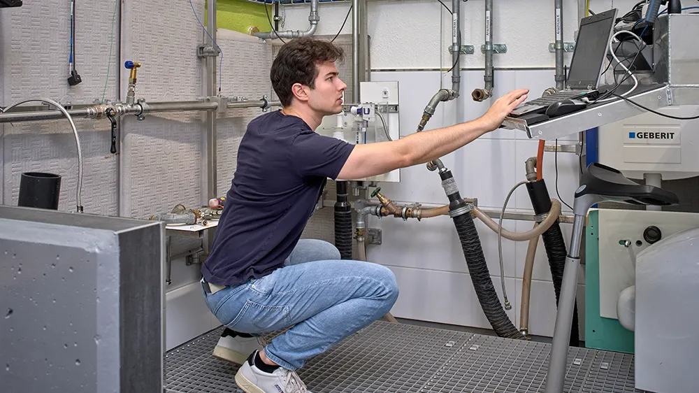 Pietro Allegri überprüft die Messung auf dem Bildschirm.&nbsp; (Foto)