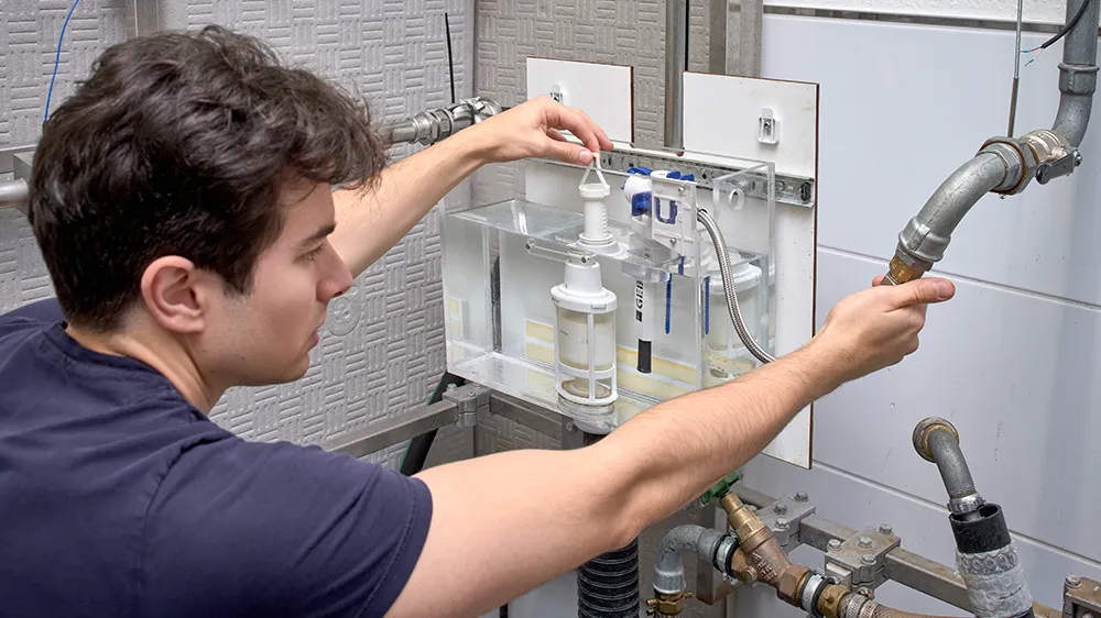 Nach dem Betätigen der Spülung beginnt der Füllvorgang. Pietro Allegri erfasst dieses Geräusch mit seinen Messgeräten. (Foto)