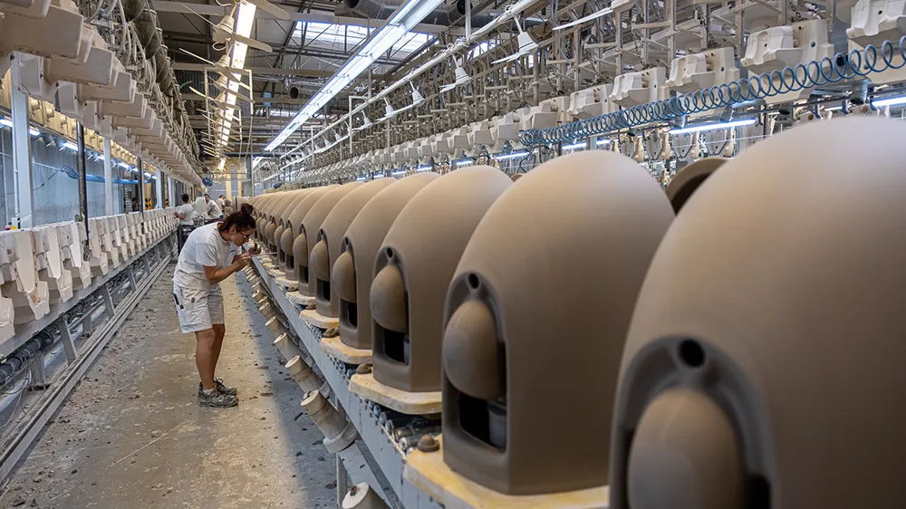 Ein Blick auf die Toilettenproduktion in Koło. (Foto)