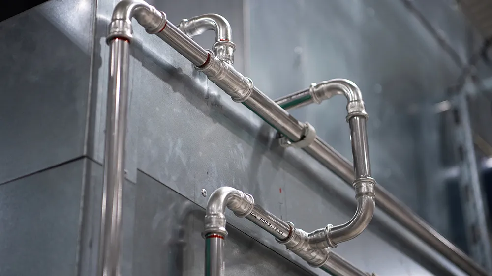 Mapress für die Herstellung von Zierbeton der Firma Swisspearl in der Schweiz. (Foto)