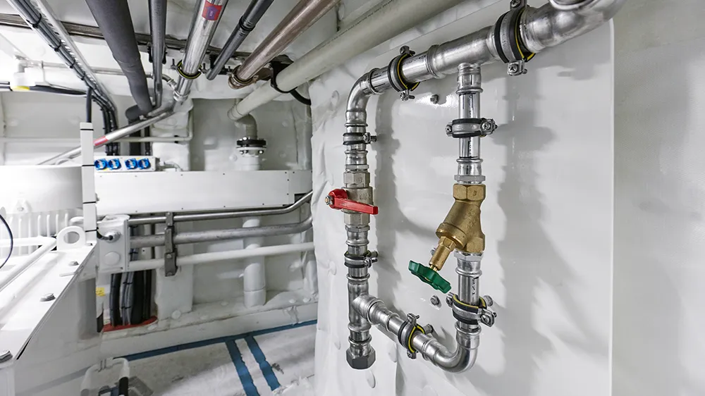 Mapress Installation in einer Yacht in der Royal Huisman Werft (NL). (Foto)