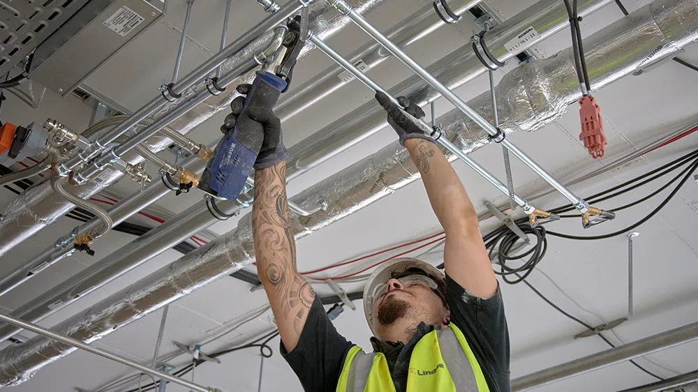 Mapress Versorgungsleitung im Roche Tower in Basel (CH). (Foto)
