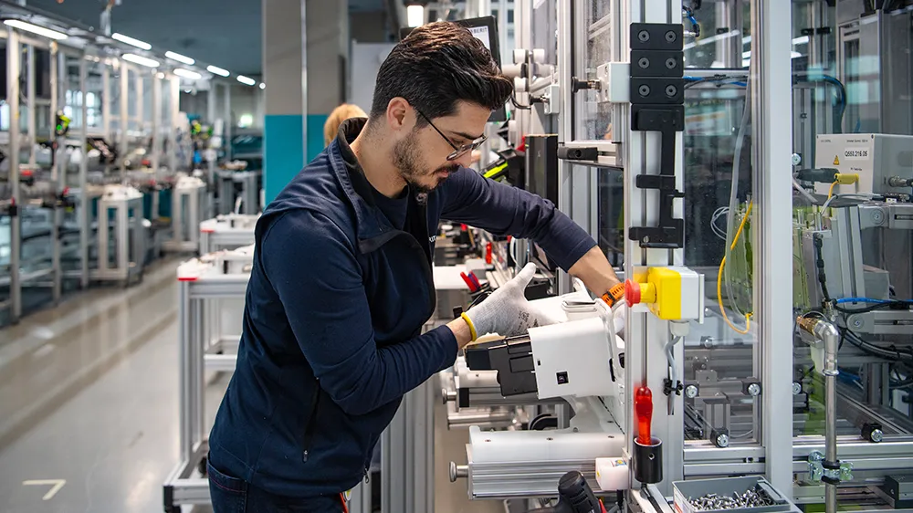 Tufan Düman macht den letzten Check, bevor die Technikeinheit die Reise ins Logistikzentrum antritt. (Foto)