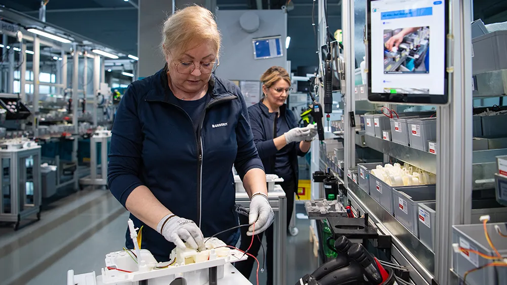 Die einzelnen Arbeitsschritte werden auf iPads als Kurzfilme gezeigt. Vladimira Magnino kann sie aber auswendig. (Foto)