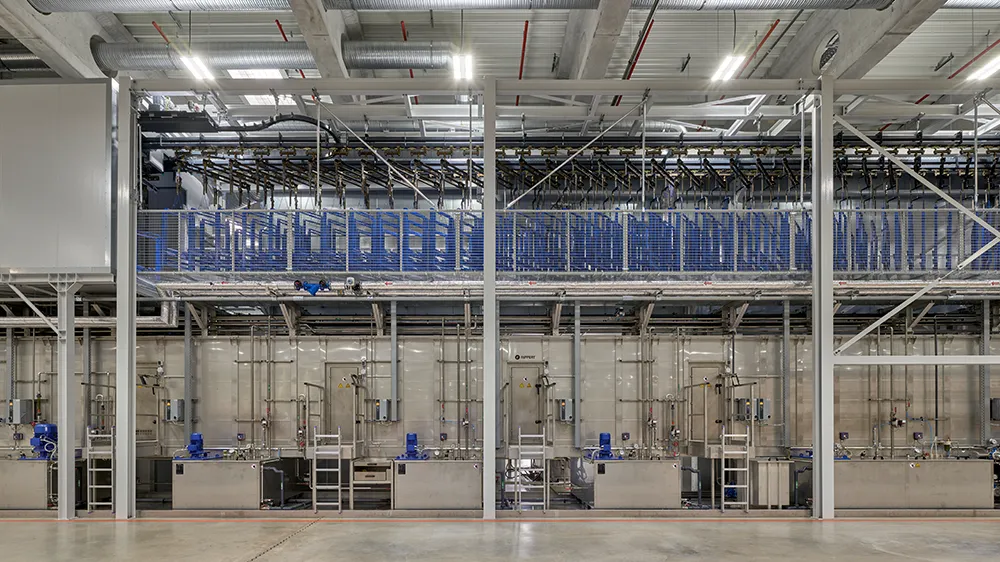 Gereinigt, getrocknet und blau gefärbt wird der Duofix Rahmen im Bereich der Pulverbeschichtungsanlage. (Foto)