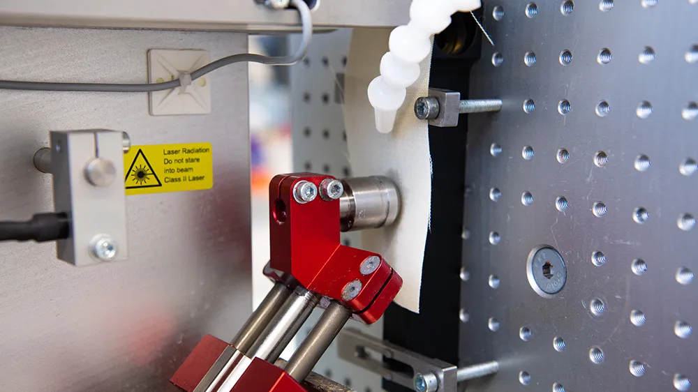 Mit einem «künstlichen Finger» wird die Oberflächenbeständigkeit getestet. (Foto)