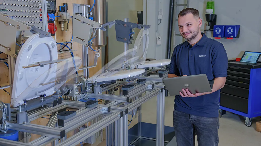 Edon Isufi überwacht den Dauertest der Absenkautomatik von WC-Deckeln. (Foto)