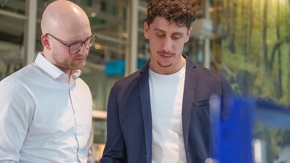 Die beiden ersten SDP-Teilnehmer Maxim Kobsar (links) und David Delibato tauschen sich über Produkte aus. (Foto)