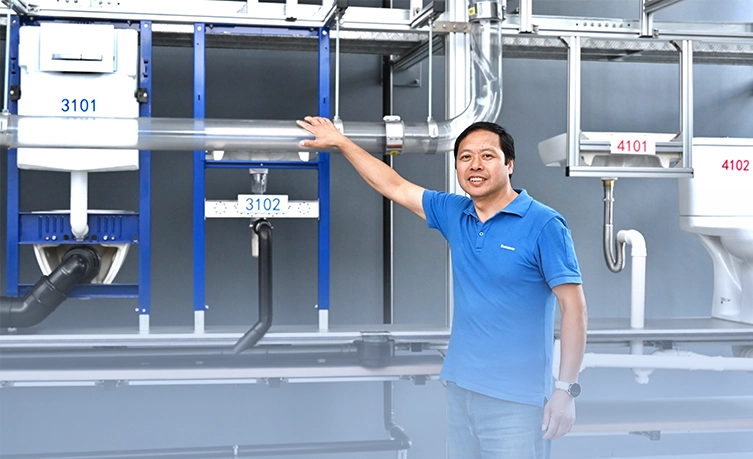 Hai Zhu, der erste Arbeiter am einzigen Produktionsstandort in China. (Foto)