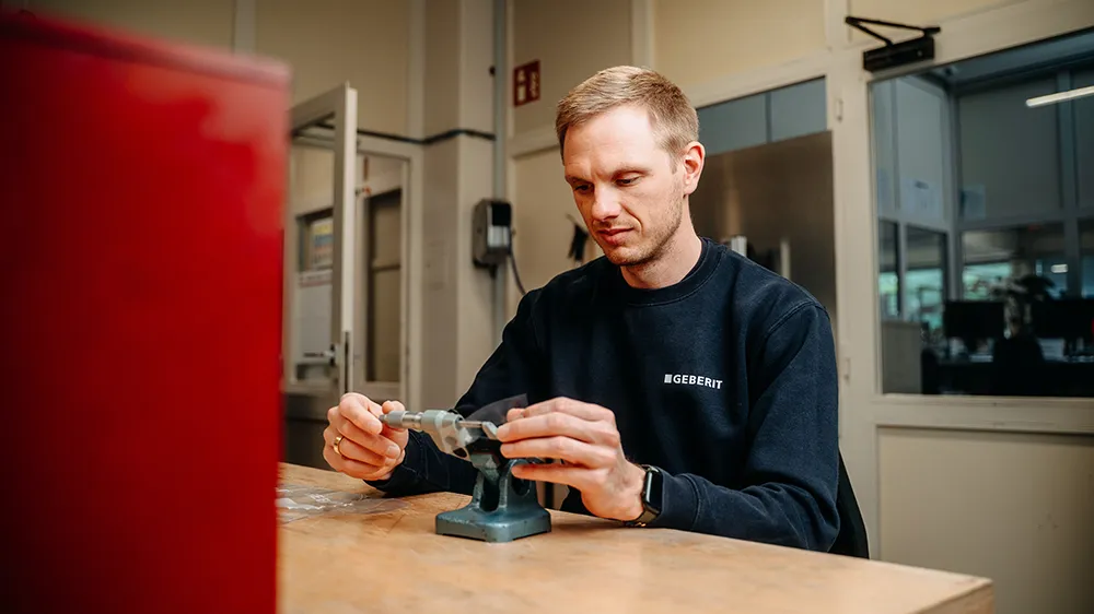 Patrick Grünbeck beschäftigt sich beruflich und in seiner Doktorarbeit mit wiederverwertbaren Folien. (Foto)
