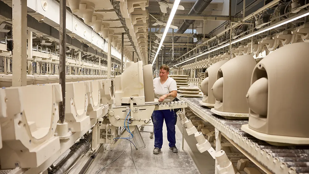 Nadja Böckel beim Umgang mit den schweren Keramikrohlingen in Haldensleben, Deutschland, mithilfe von Hebehilfen. (Foto)