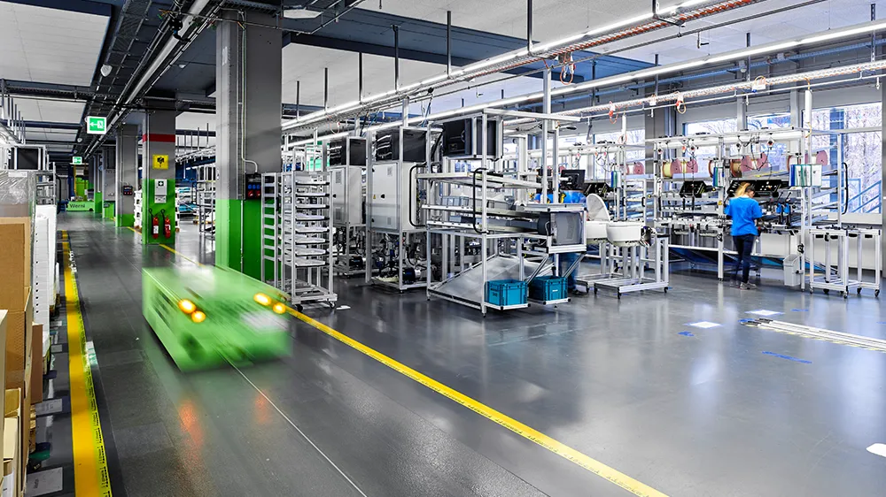 Im Dusch-WC-Montagewerk werden unter anderem die Technikeinheiten für Dusch-WCs zusammengesetzt. (Foto)