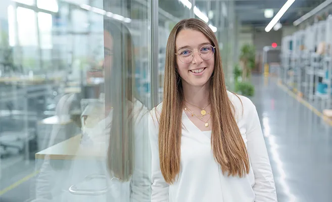 Stefanie Giger, Projektleiterin im Montagewerk für Dusch‑WCs in der Schweiz. (Foto)