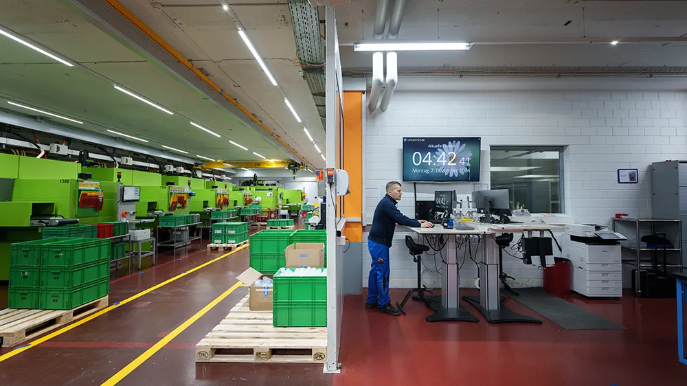 Kurz vor 5 Uhr startet die Frühschicht von Tobias Höhn in Rapperswil-Jona. Als Maschineneinrichter der Produktionslinie für Komponenten von Abwasserleitungen verschafft er sich einen Überblick über Störungen, Umrüstarbeiten und Personalbestand. (Foto)