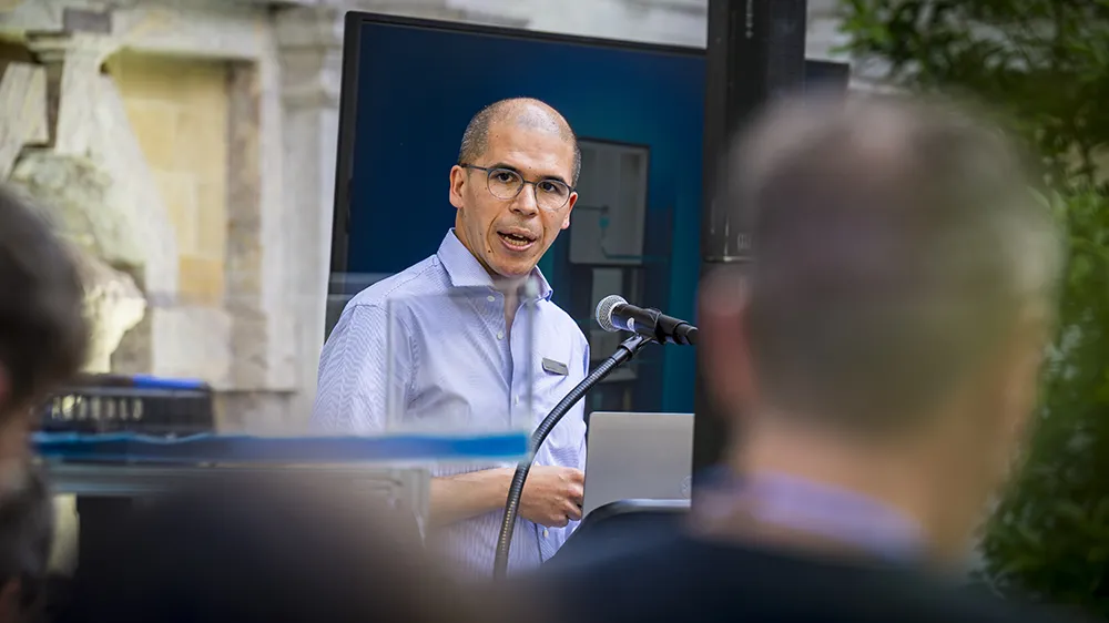 Geberit Geschäftsführer José Wyns aus Belgien bei seiner Grussbotschaft. (Foto)