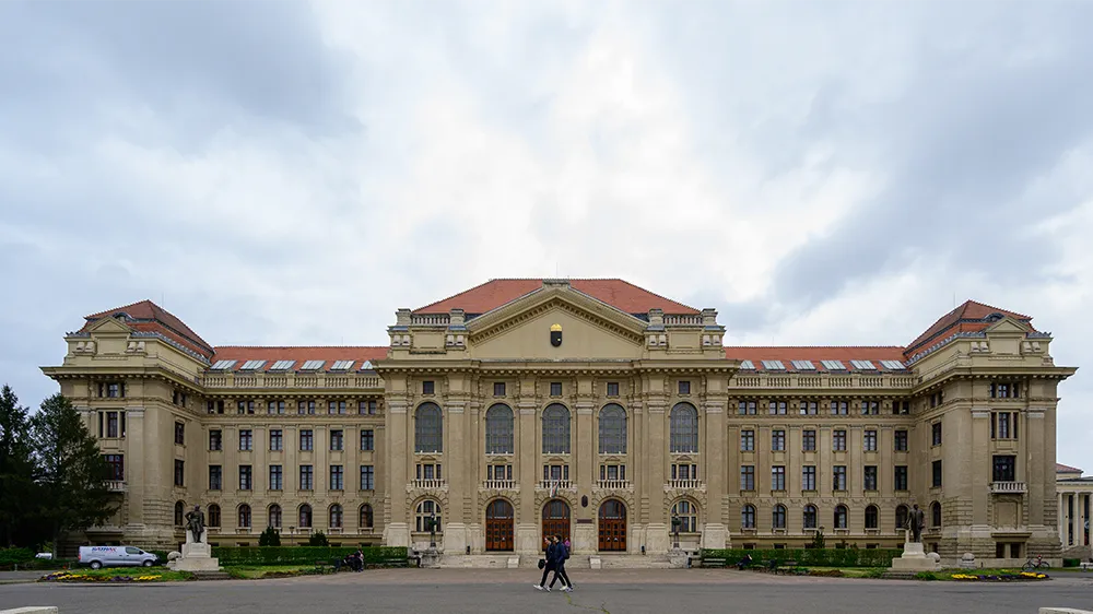 Hauptgebäude der Universität Debrecen, Ungarn. (Foto)