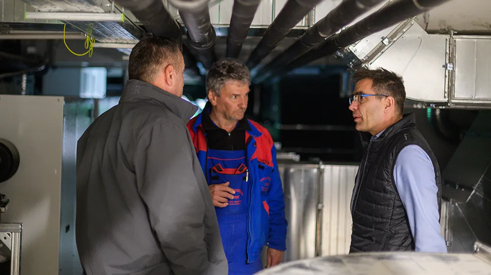 László Ratulovszky erfährt, dass Mapress Therm auch in den künftigen Installationen eingesetzt wird. (Foto)