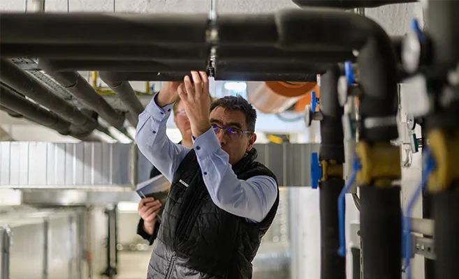 László Ratulovszky installiert einen Teil eines Geberit Mapress Therm-Systems für Heizung und Kühlung in einem Bauprojekt in Ungarn. (Foto)