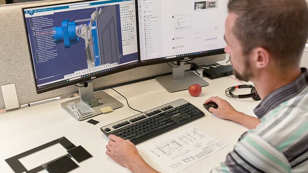 Pascal Brändli zeichnet die Sigma40 im CAD-Programm exakt nach. (Foto)