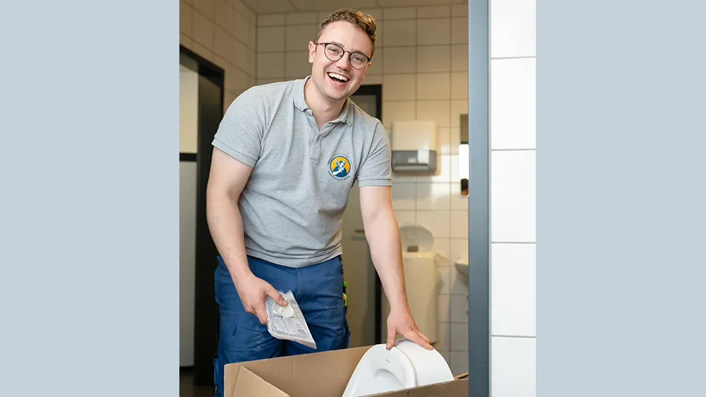 &nbsp;Installateur Tim Kirchner macht den Praxistest bei den neuen Renova/Selnova Urinalen. (Foto)