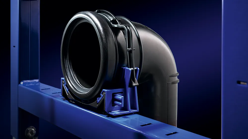 Eine einfach verstellbare Rohrschelle verhindert Spannungen bei der Verbindung des Duofix Elements mit dem Ablaufbogen. (Foto)