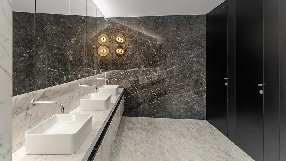 Schlichte Eleganz in den Sanitäranlagen eines Bürogebäudes in Ljubljana. (Foto)