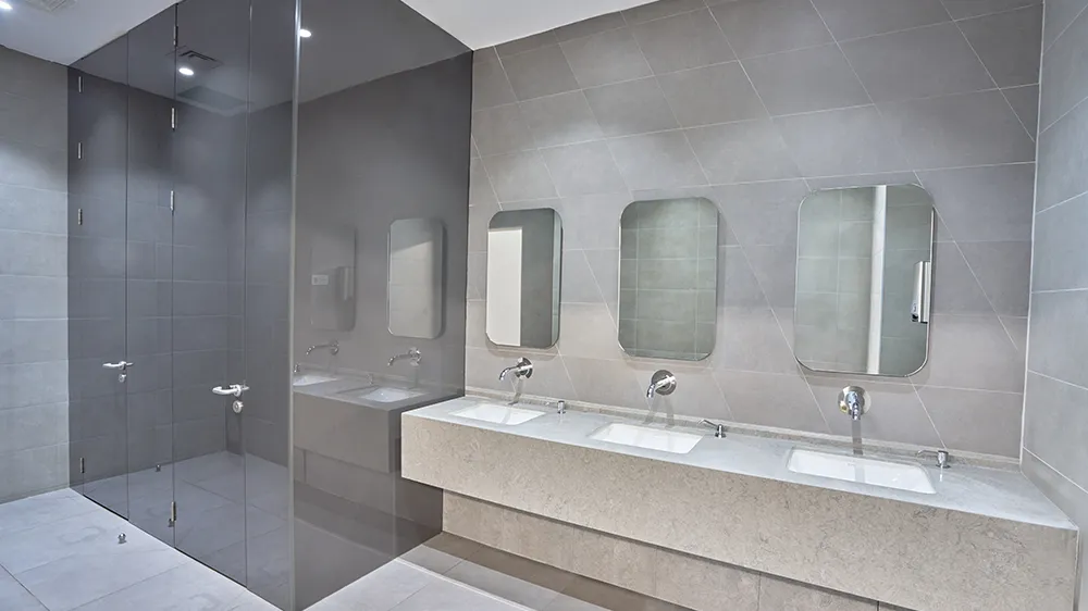 Schlicht und elegant: Waschtische VariForm und Armaturen Piave von Geberit. (Foto)