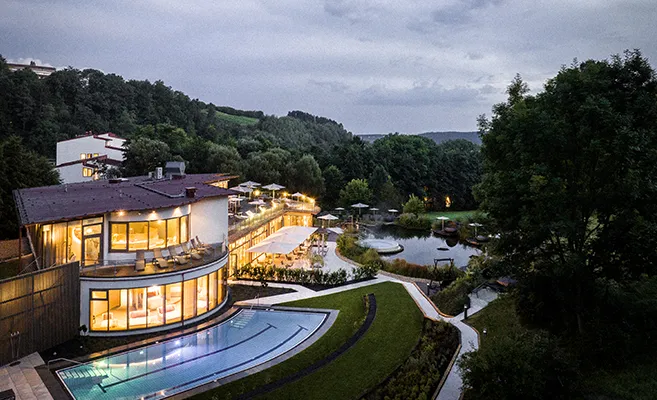 Ein Blick in den Pool des Heilthermen Resorts im österreichischen Dorf Bad Waltersdorf. (Foto)