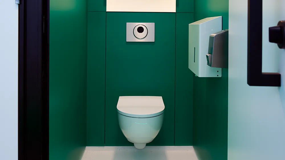 Die standardisierten Toilettenkabinen aus den Duofix-Installationselementen. (Foto)