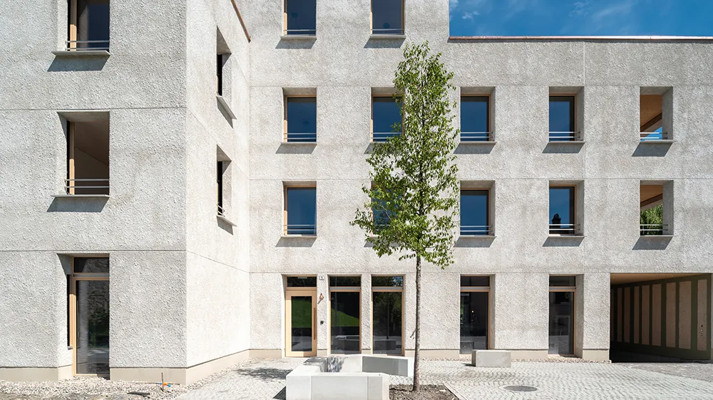 Nahaufnahme des Mehrfamilienhauses Openly Valley in Widnau, Schweiz, dem größten Hanfhaus Europas. (Foto)