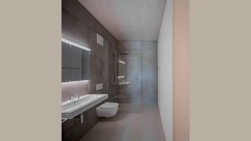 Badezimmer im Mehrfamilienhaus Openly Valley in Widnau, Schweiz, dem größten Hanfhaus Europas. (Foto)