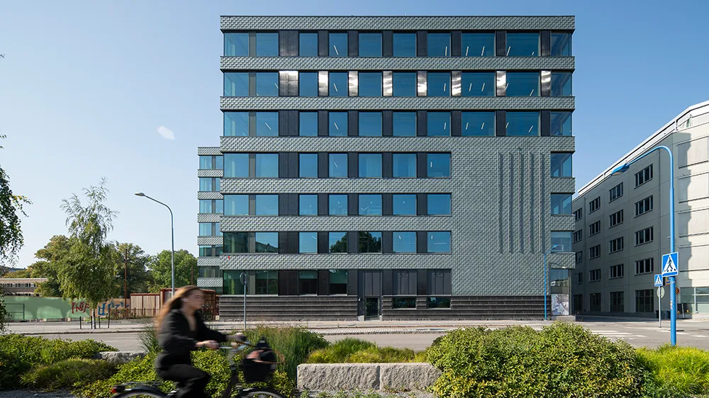 Die Fassade aus Schiefer des Lumi-Gebäudes in Uppsala, entworfen von White Arkitekter, mit integrierten Solarpanels sorgt für Energieeffizienz. (Foto)