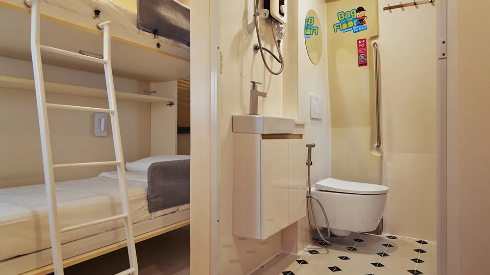 In dem aus einem umgebauten U-Bahn-Waggon entstandenen Hotel lassen sich die maßgefertigten Betten bei Nichtgebrauch leicht zusammenklappen. (Foto)