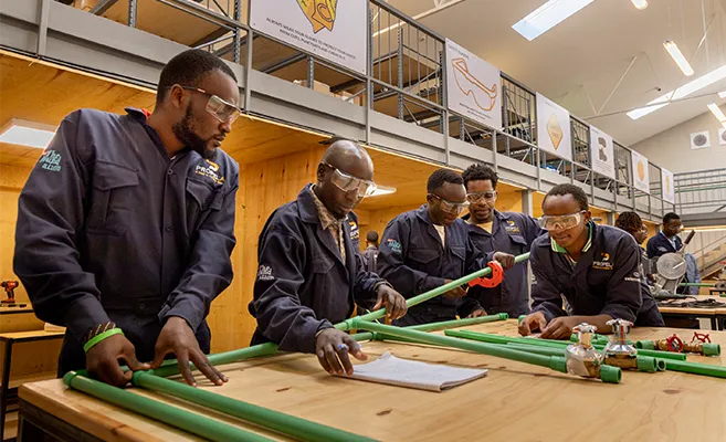 Junge Menschen, die am Ausbildungsprogramm von Geberit und der Hilti Foundation in Kenia teilnehmen.&nbsp; (Foto)