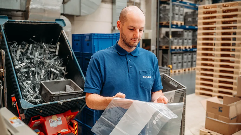 Bartłomiej Cupta im Produktionswerk in Pottenbrunn, Österreich, analysiert Verpackungsfolien akribisch und testet sie, damit sie an allen Produktionsstandorten problemlos eingesetzt werden können. (Foto)