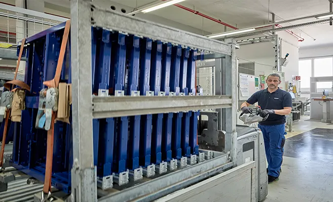 Ein Fabrikarbeiter in Arbeitskleidung ist bei der Arbeit. (Foto)
