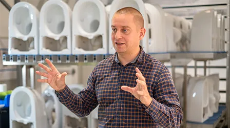 Łukasz Olejnik, Produktionsleiter im Keramikwerk in Koło. (Foto)