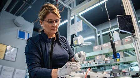 Jasminka Rodojković arbeitet in der Montage im Hauptsitz von Geberit in Rapperswil-Jona, Schweiz. (Foto)