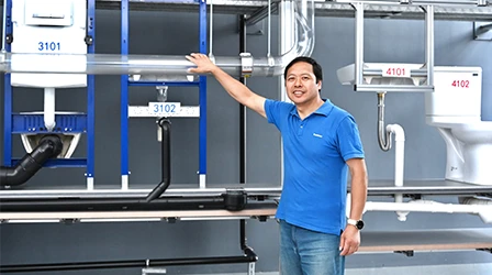 Geberit‑Auszubildende installieren Sanitäranlagen und stärken die Wasserversorgung an der Kagwe Girls School in Kenia. (Foto)